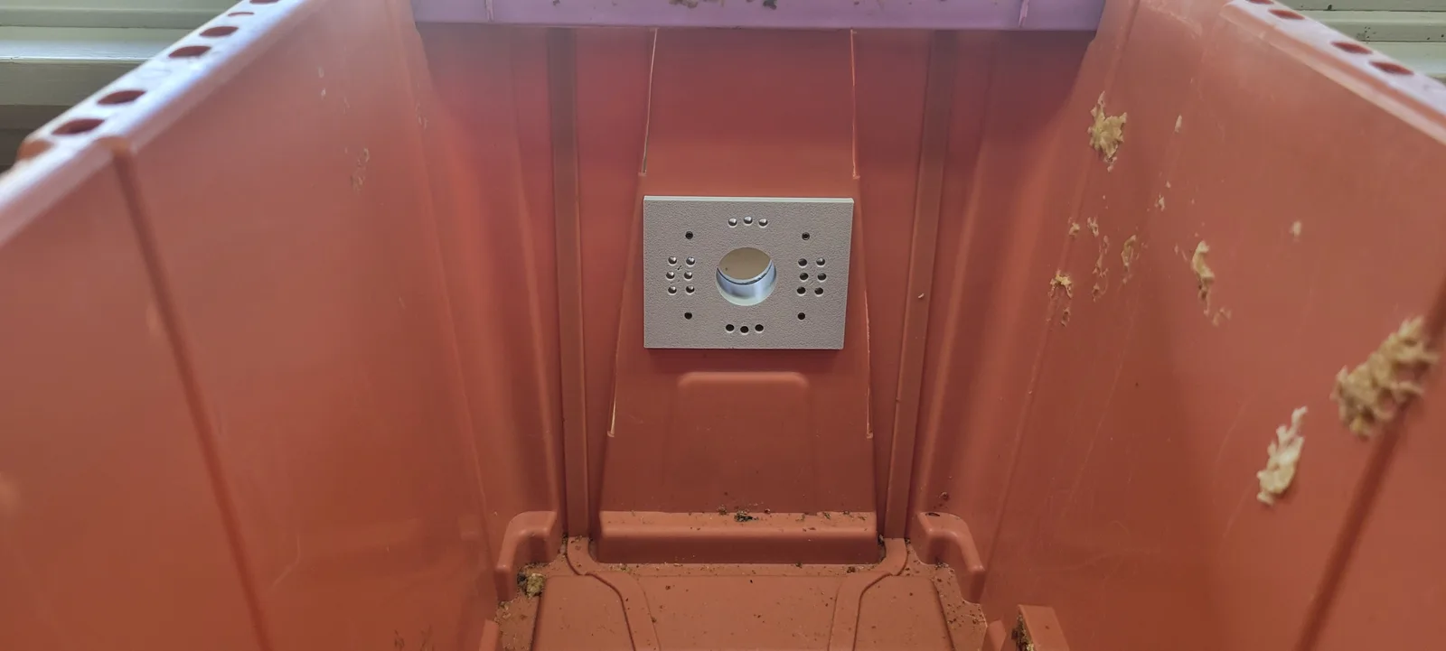 The inside face of the tunnel adapter seen from within the empty nuc box.